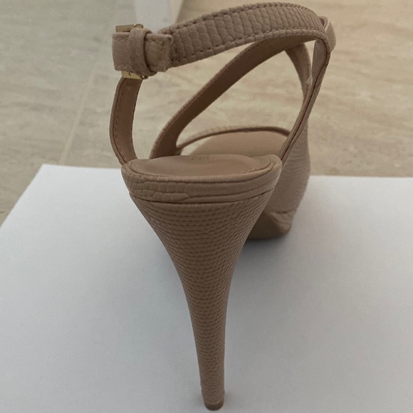 BCBG 5 virtually new 5 inch High Heels - Picture 5 of 5